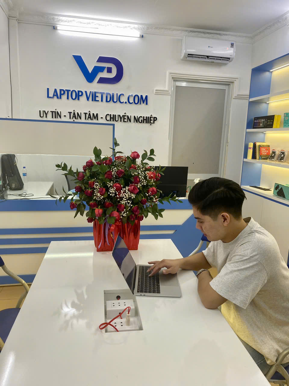 Hoạt động của SHOP