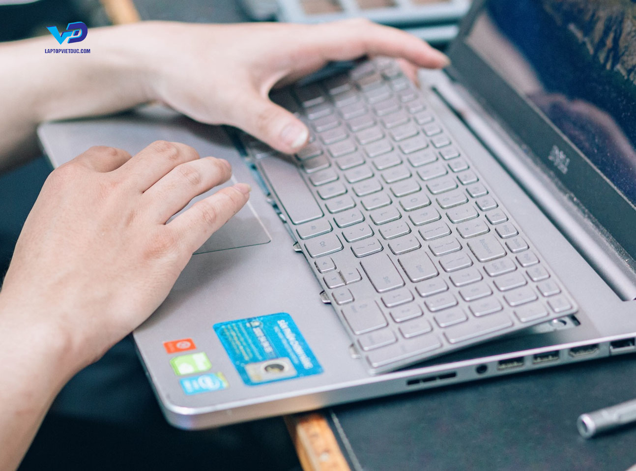 thay-phim-laptop.jpg