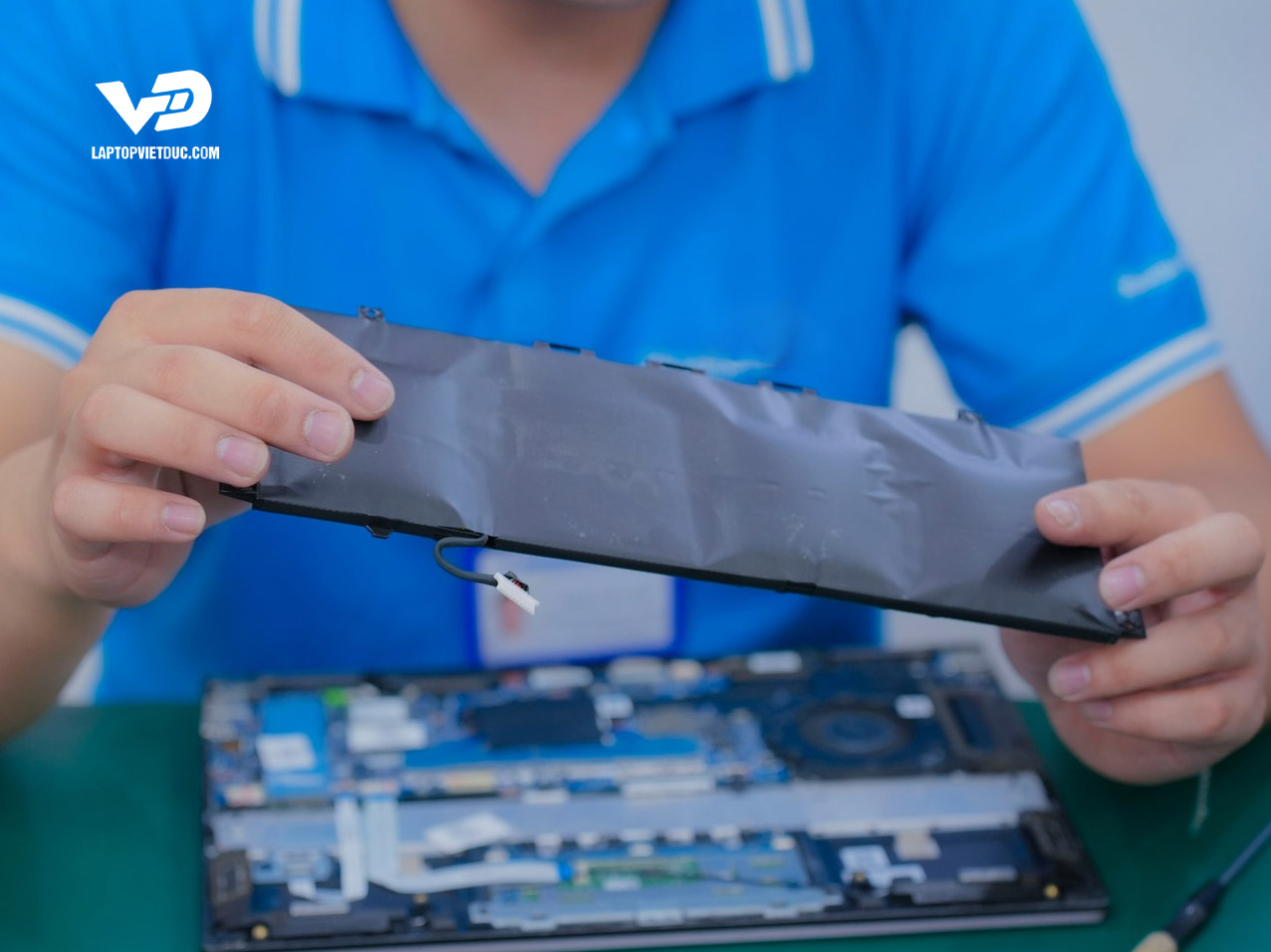 thay-pin-laptop-gia-re.jpg