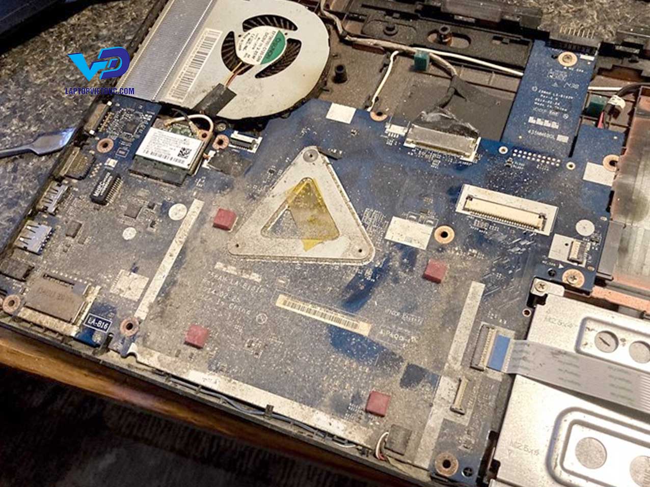 ve-sinh-laptop-gia-re.jpg